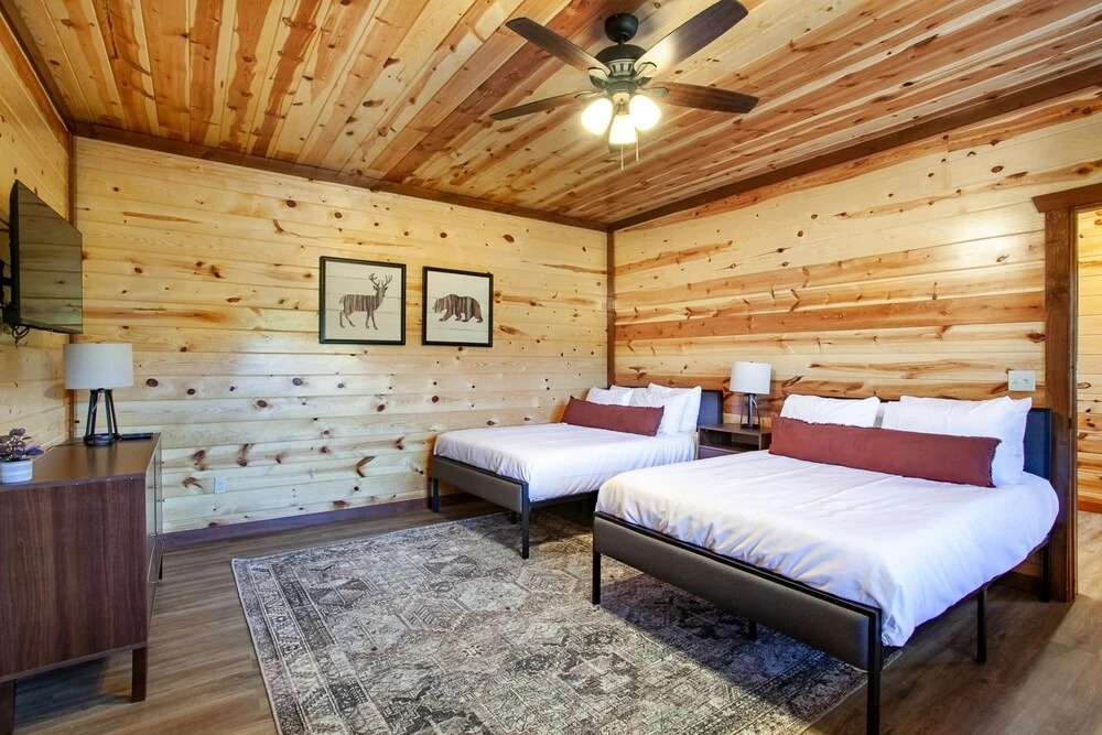 Splash Of Gatlinburg 6 Bedroom Cabin by RedAwning