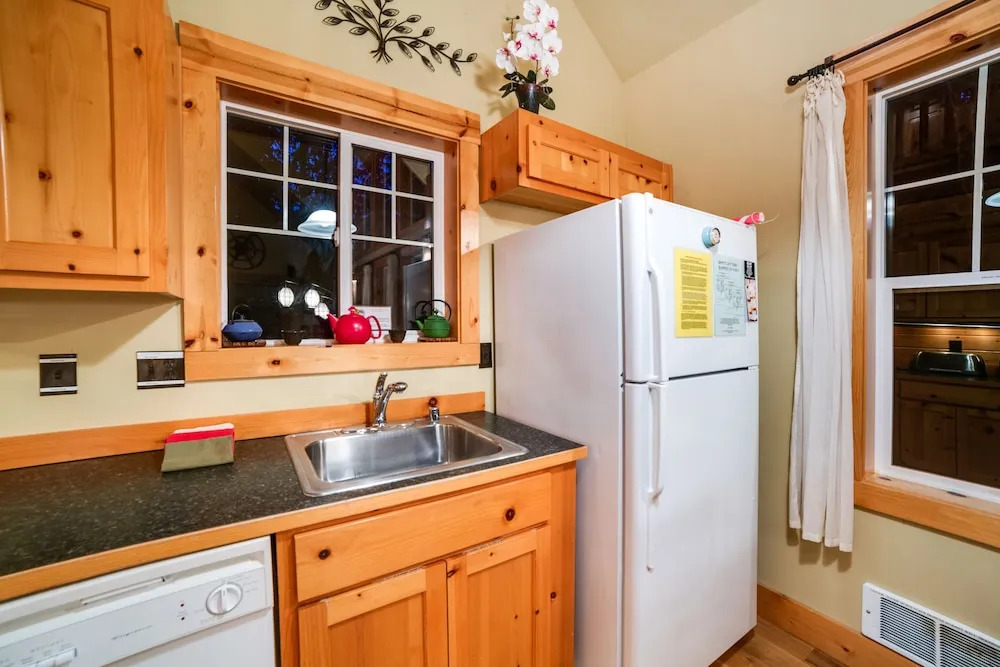 Mt. Baker Lodging Cabin 11 – Hot Tub, BBQ, Sleeps 6! by MBL