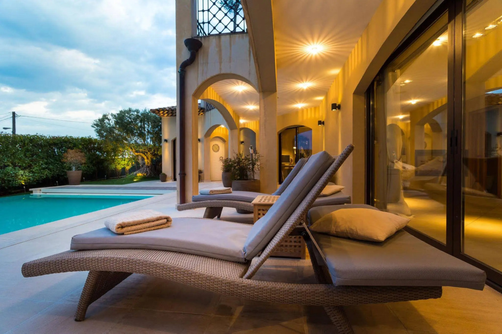 Villa J