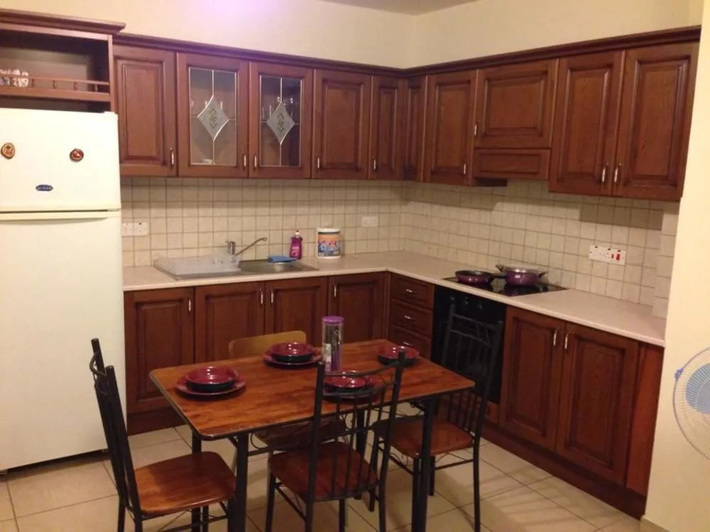 Lakis Court