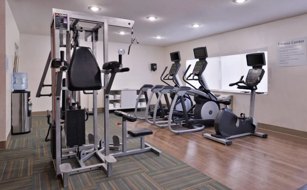 Holiday Inn Express & Suites Farmington Bloomfield by IHG