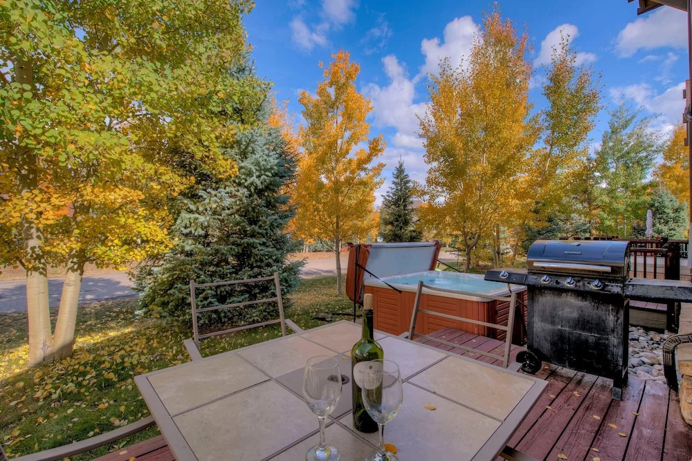 Beautiful Unit in Quiet Area w/ Shuttle to Slopes