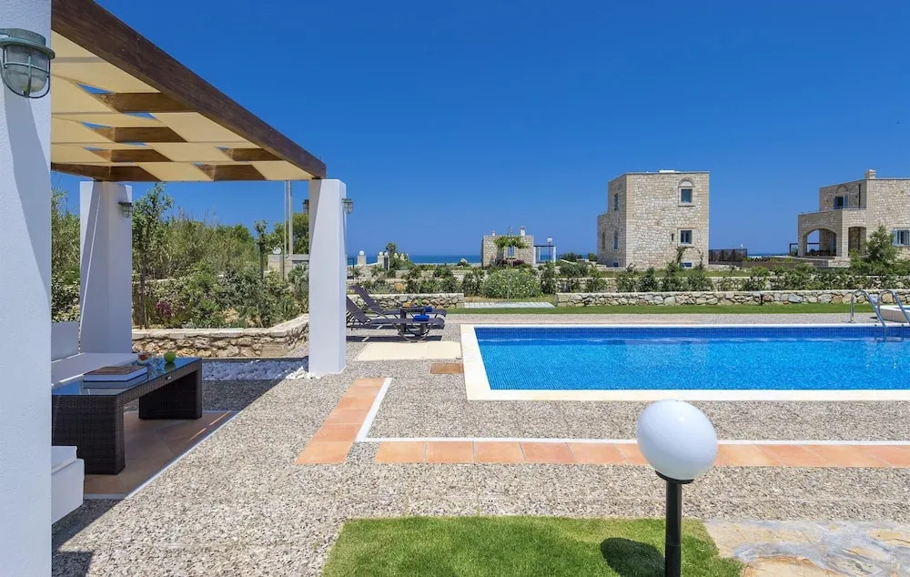 Emerald Villa 70m From the Beach