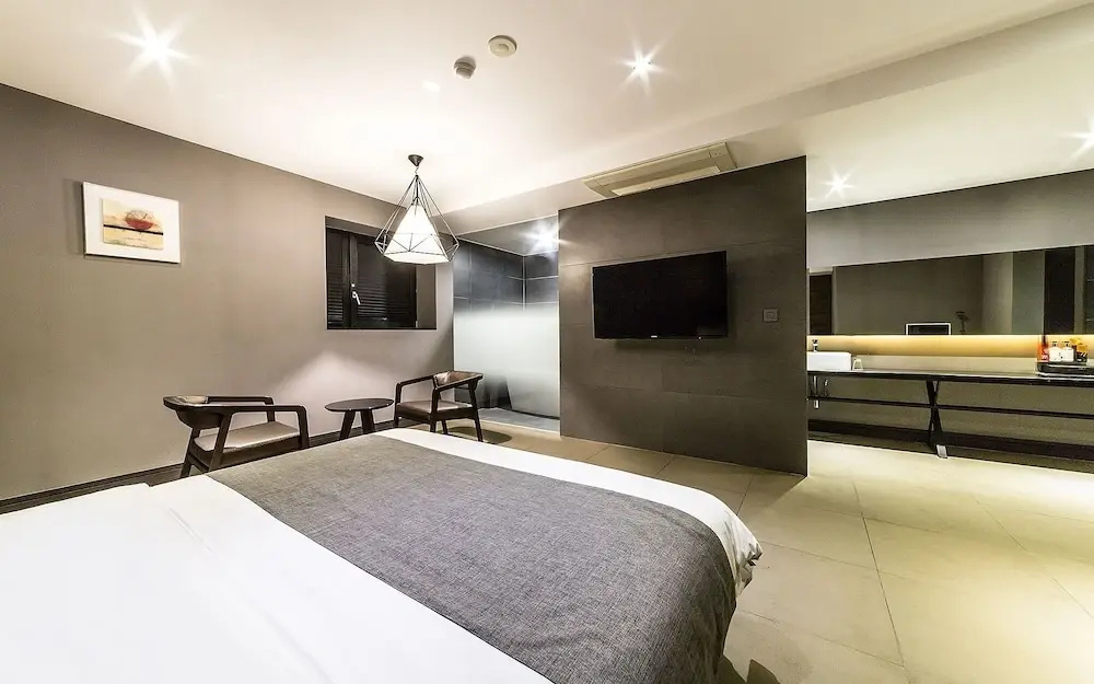 Guangming Cherbourg Hotel