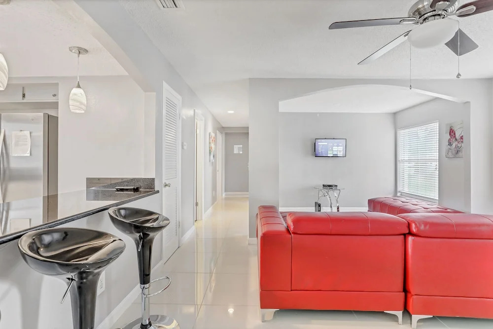 3BR Pool Home in Tampa by Tom Well IG - 712