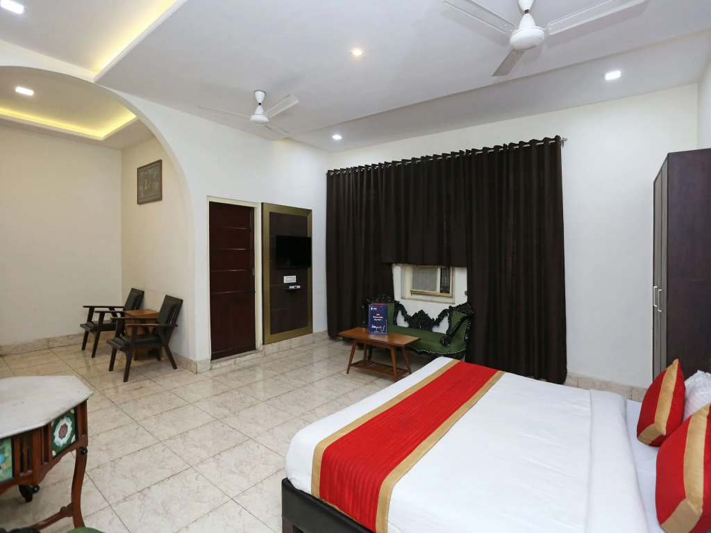 OYO 7880 Hotel Navrang