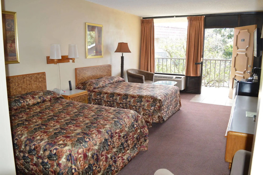 Tarpon Shores Inn