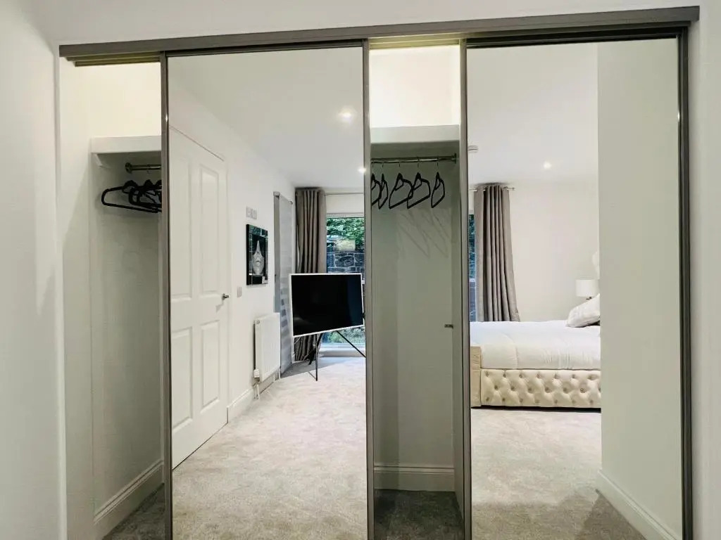 DESIGNER HOUSE - University of Glasgow / Central Glasgow 'Hillhead' West End G12 - Luxurious & Contemporary Detached House / Terrace / Garden / 'electric car charging' Garage Parking
