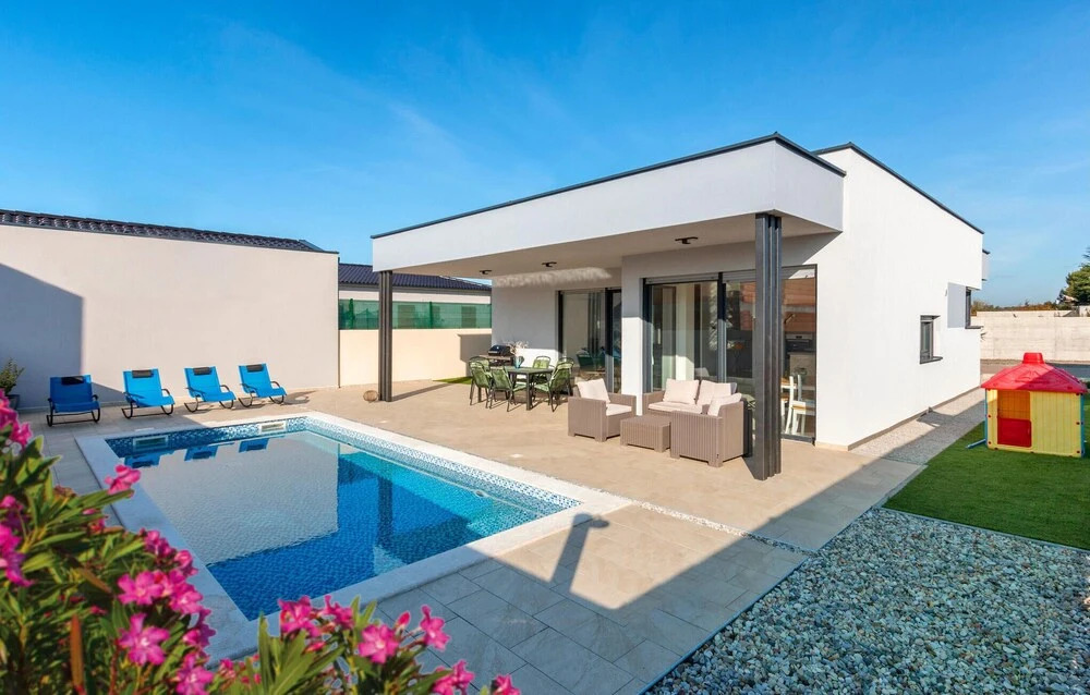 Luxurious Home In Peroj With Sauna