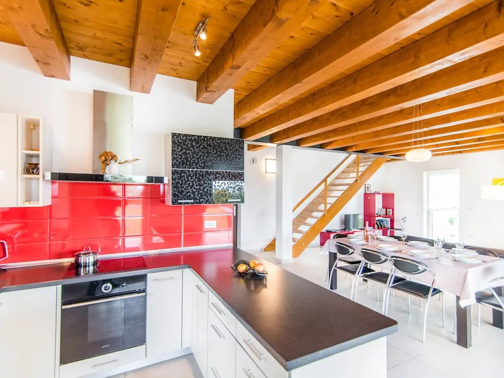 Detached villa with private pool and large garden, in a quiet area