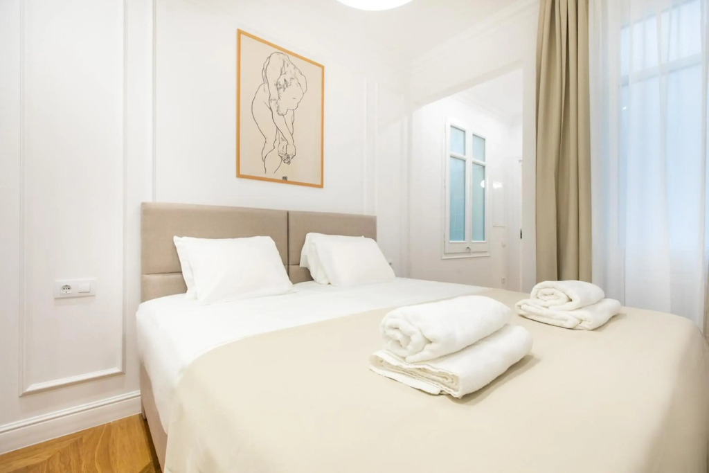 Majestic 4BR/4BATH apartment in Sagrada Familia area
