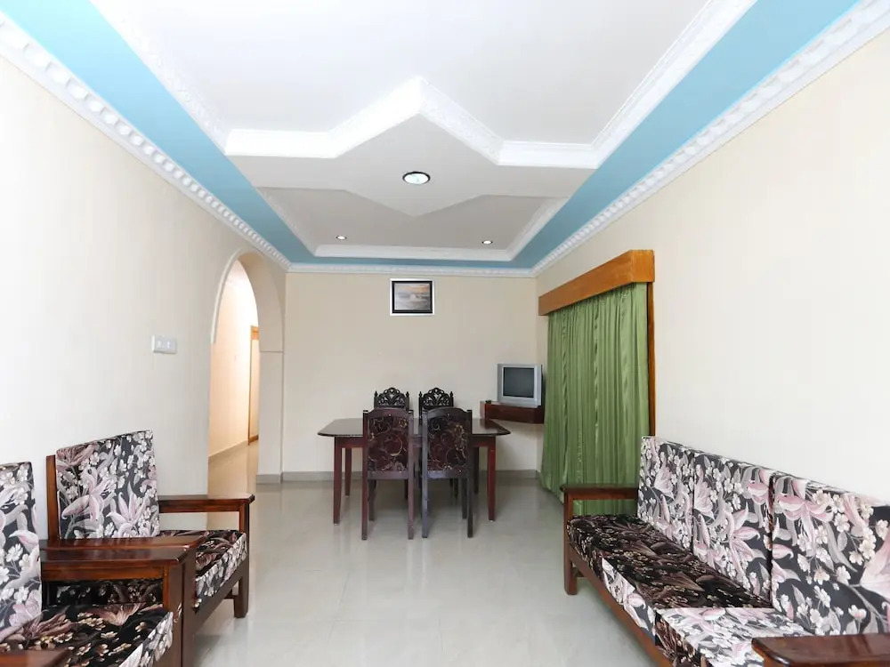OYO 13807 Hotel Gurupriya