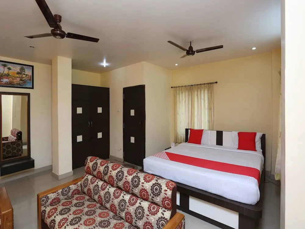 OYO 13288 Hotel Rajashree Inn