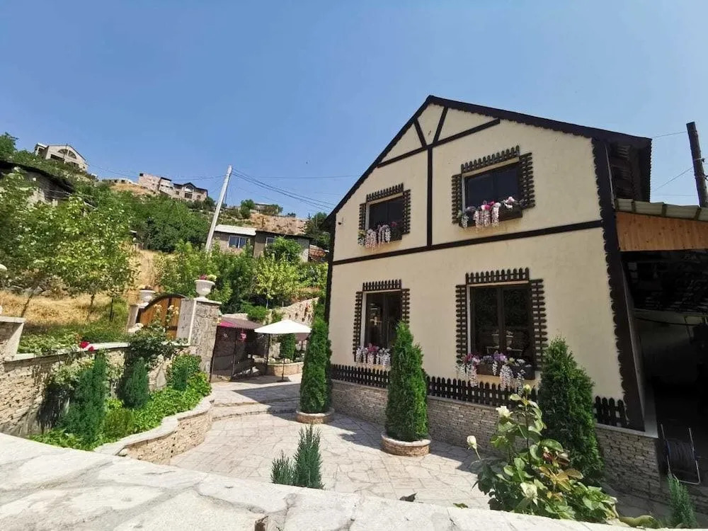 Art Garden Hostel and Tours