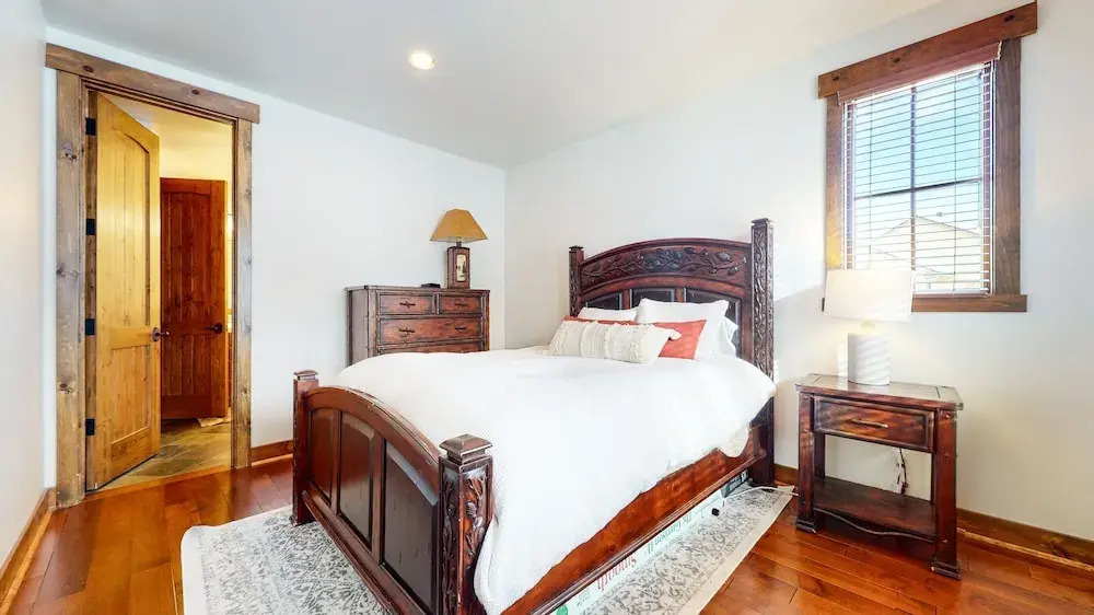 Snowcreek VI The Lodges 1130 Pet-Friendly, Beautiful and Spacious, Garage and Washer Dryer by RedAwning