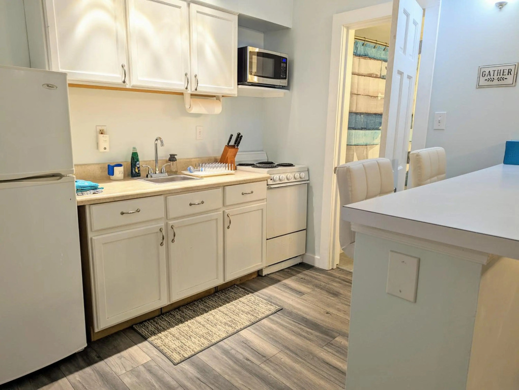 Renovated Oceanfront Boardwalk Pool, Beach, Kitchen, Restaurant, 4 People, cozy studio unit, walk right out no elevator