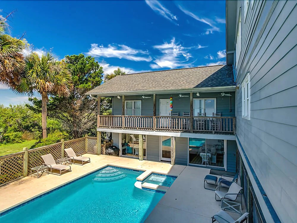 2000 Arthur Oxner 8 Br home by RedAwning