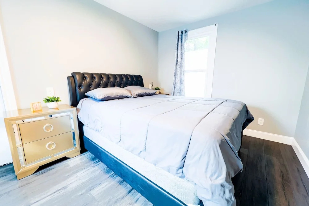 Perfect 6BR Stay Near Niagara Falls & Attractions