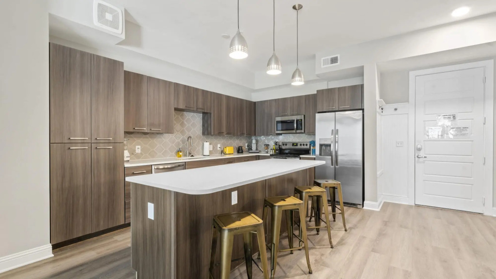 Top Floor Soco 2BR King Suite 8 Mins to Downtown