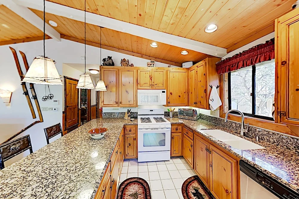 New Listing! Amazing Moonridge Getaway W/ Decks 4 Bedroom Home