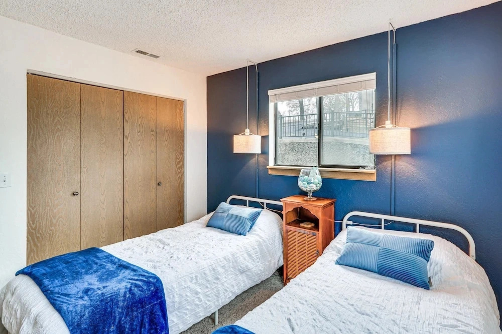 Waterfront Lake Ozark Condo w/ Access To 2 Pools