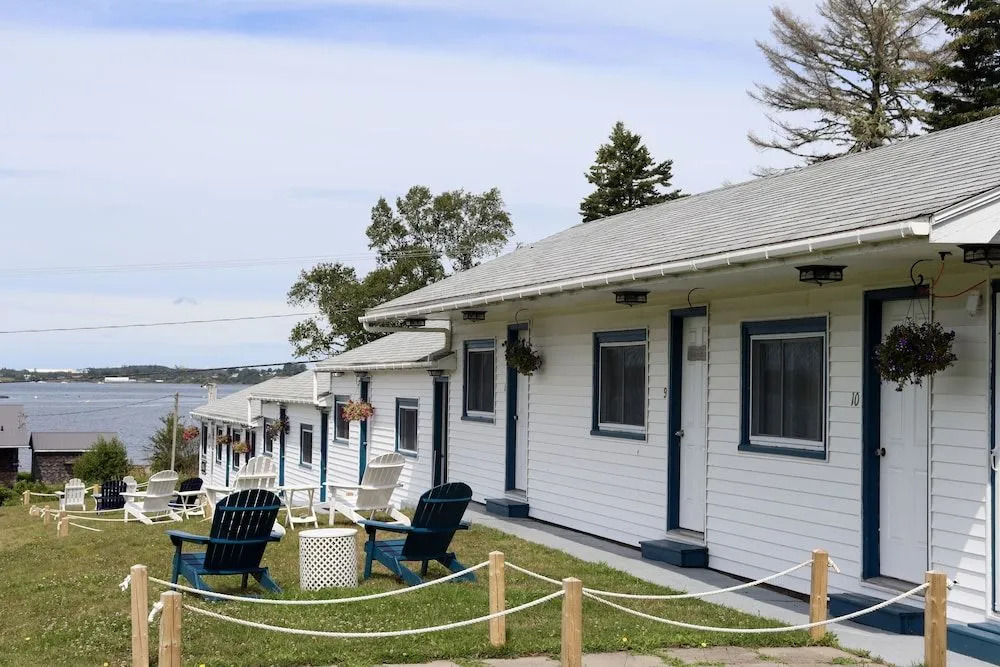 Friars Bay Inn & Cottages