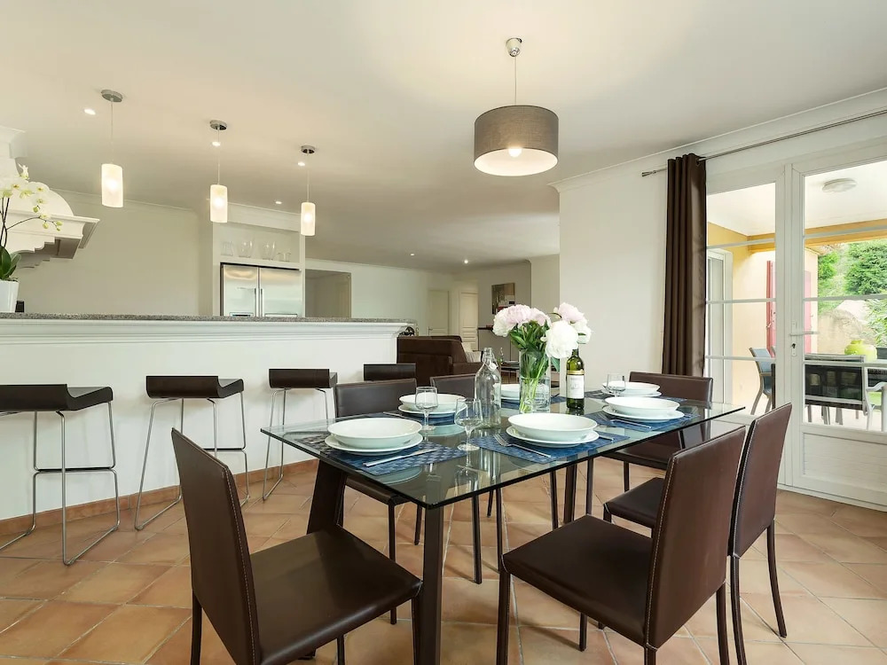 Detached villa with a dishwasher and AC, in a quiet area