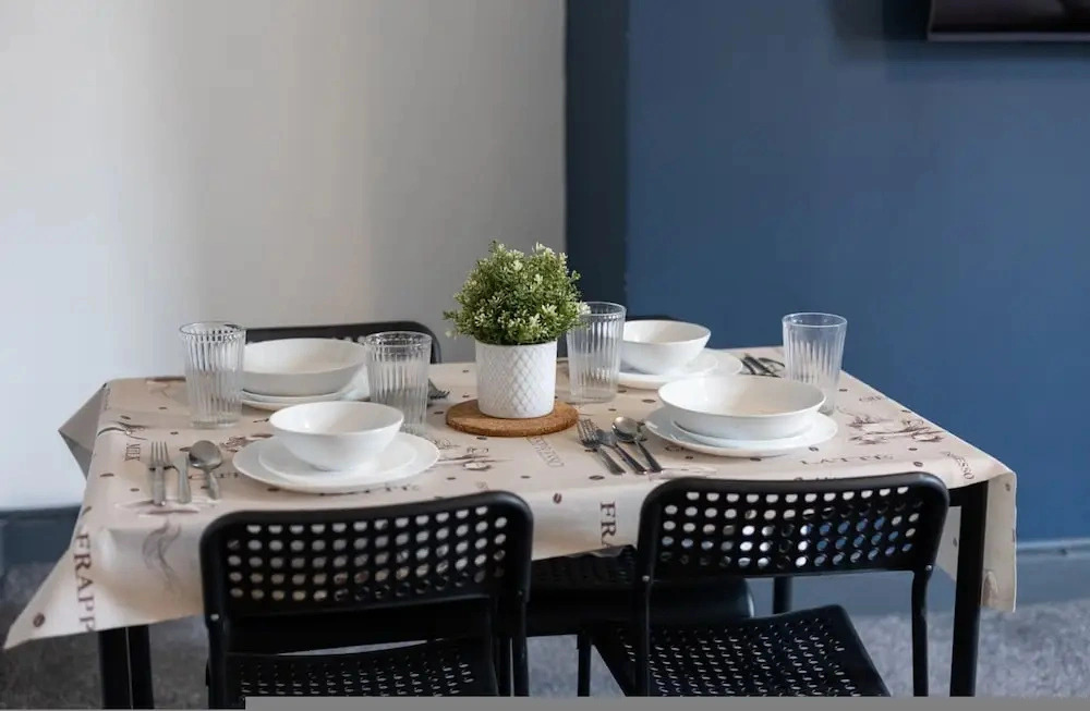Stylish 3BR Gateshead Home Free Parking Sleeps 6