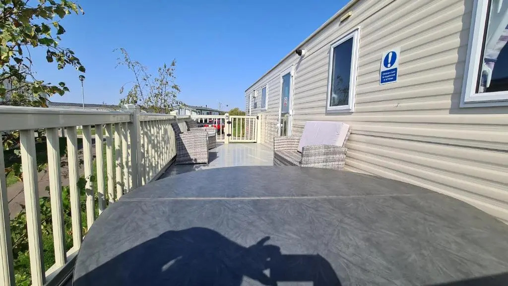 Luxury 8 berth Caravan with Hot Tub & Starlink at Tattershall Lakes