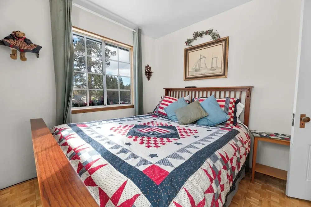 Cozy Bear Cottage - Walk to Lake & Village