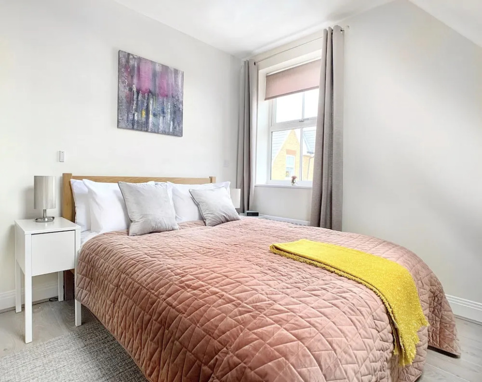 Greenwich Court - Modern Windsor 1 bed flat, with gated allocated parking.