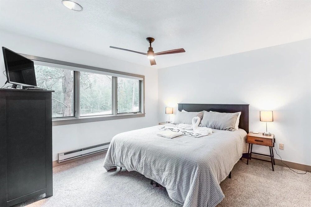 Contemporary 3 Bedroom Condo in West Keystone Along Shuttle to Slopes