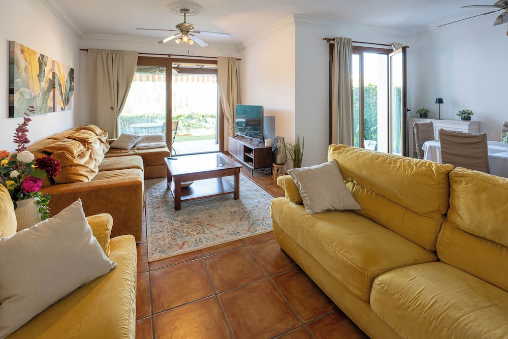 Spacious 4BR Townhouse - Rooftop Terrace