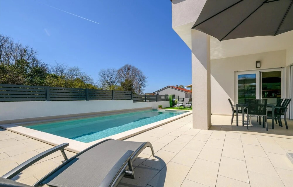 Awesome Home In Peroj