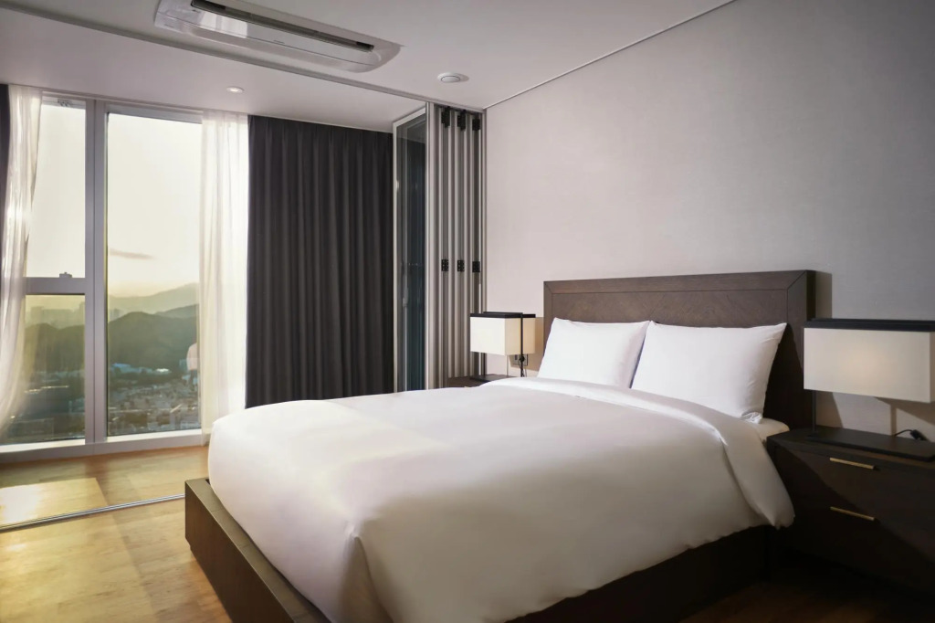 Ocean L Suite  (Beach View with 3 Bedrooms)