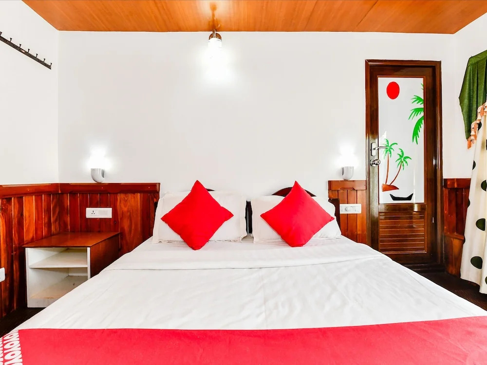 Oyo 24606 Waves And Wind 3Bhk Houseboat