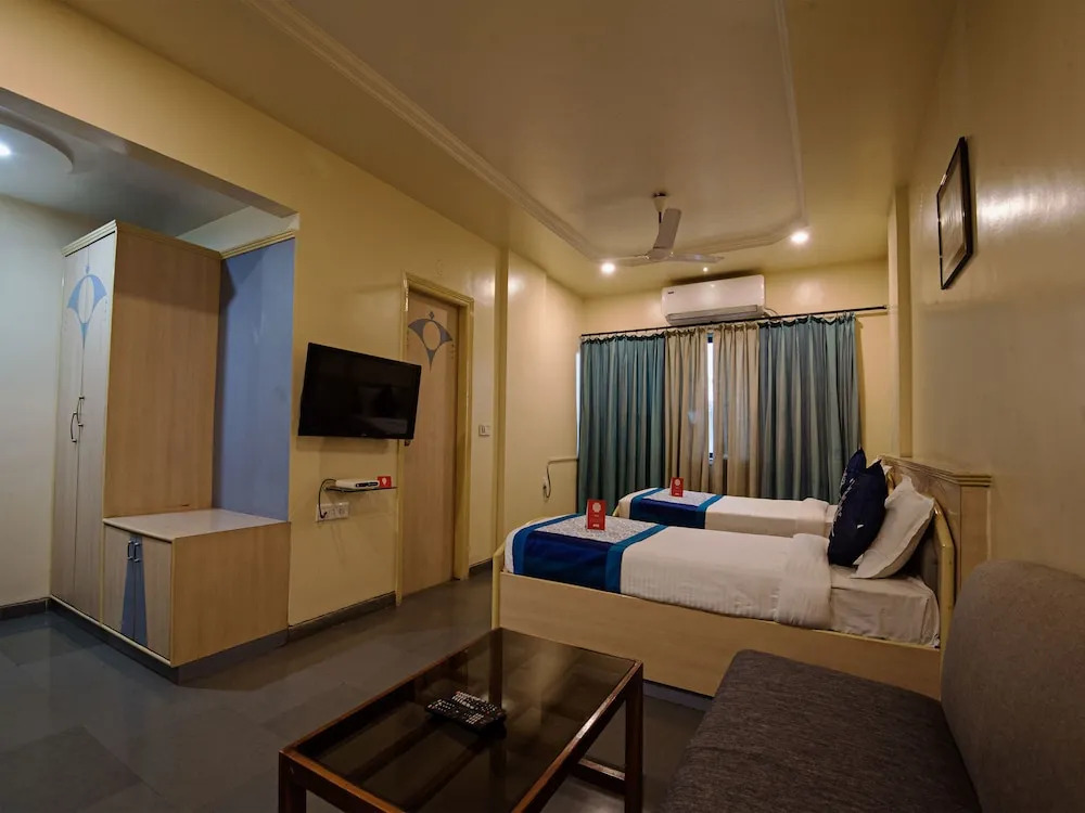 OYO 9739 Hotel Ratnalok