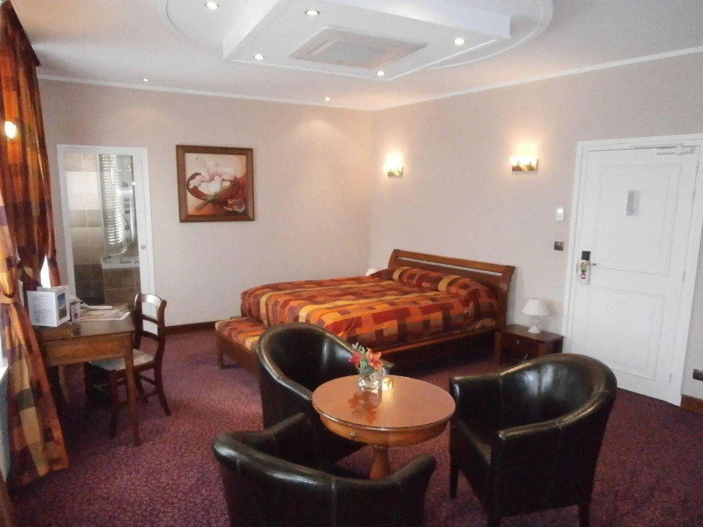 Отель LOGIS Hôtel Borel