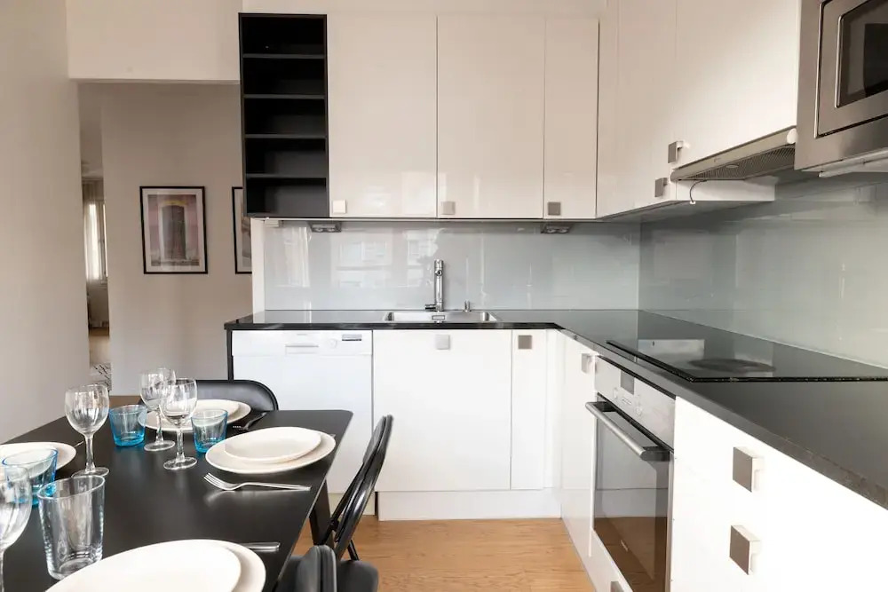 2ndhomes Modern & Cozy 2BR Apt w Balcony