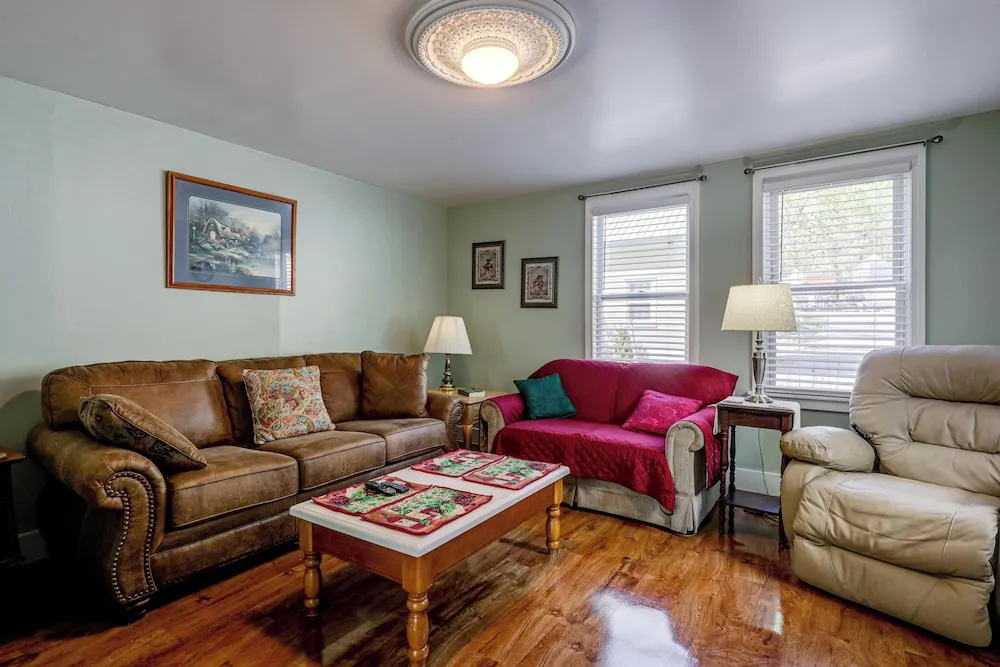 Riverside Franklin Townhome: 2 Private Balconies