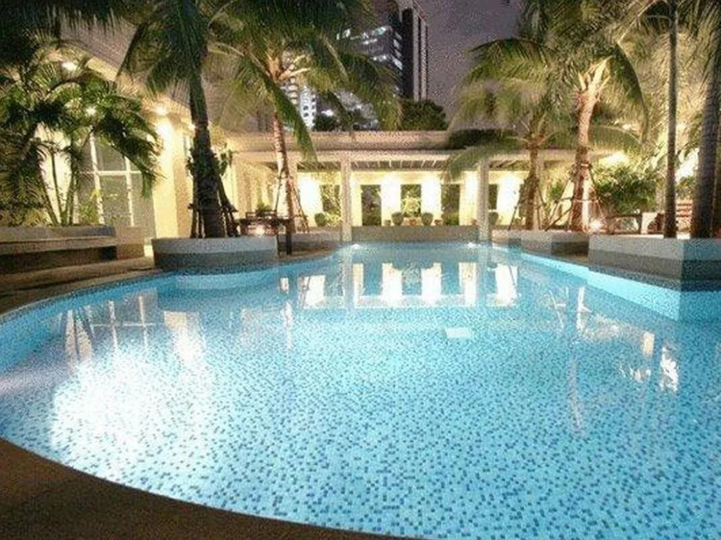 Twin Peaks Sukhumvit Suites