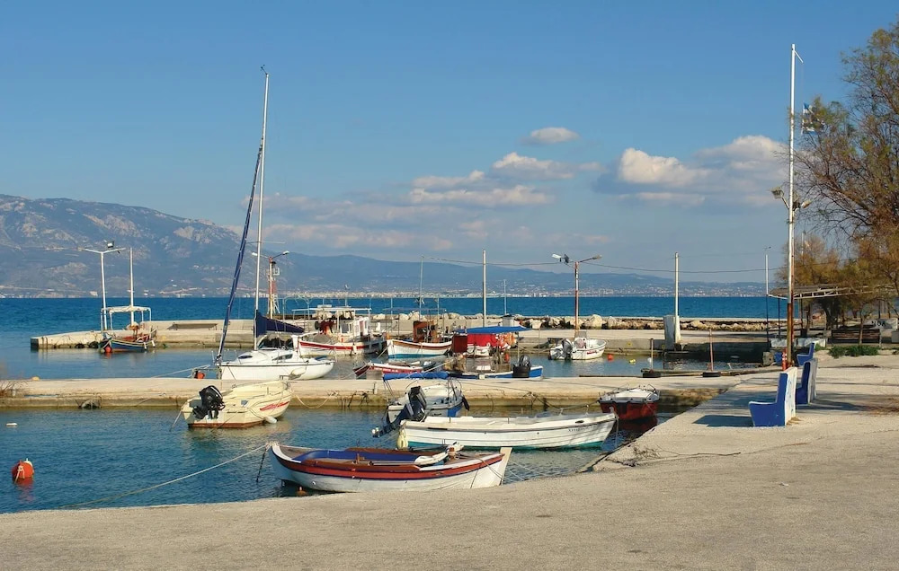 Awesome Home in Kato Assos Peloponne With Wifi and 5 Bedrooms