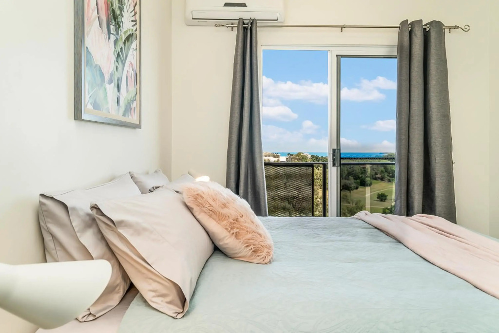 Huge CBD Top Floor Apartment with Breath Taking Views!