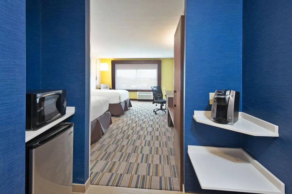 Holiday Inn Express & Suites Uniontown by IHG