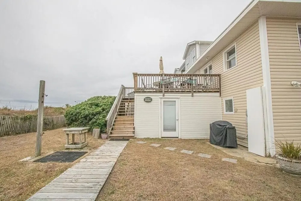 The Captain's Quarters 2 Bedroom Home by RedAwning