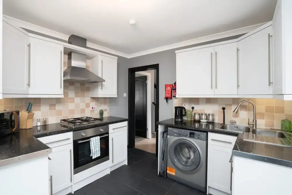 3 Bedroom House - Free Parking