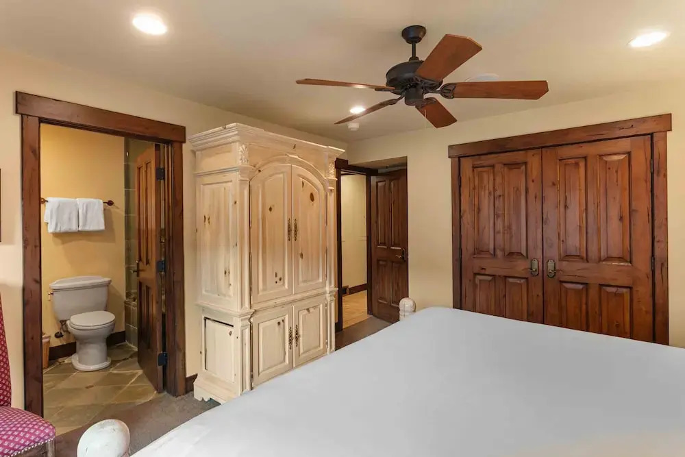 1617 - Six Bedroom plus Den Lakeside 6 Condo