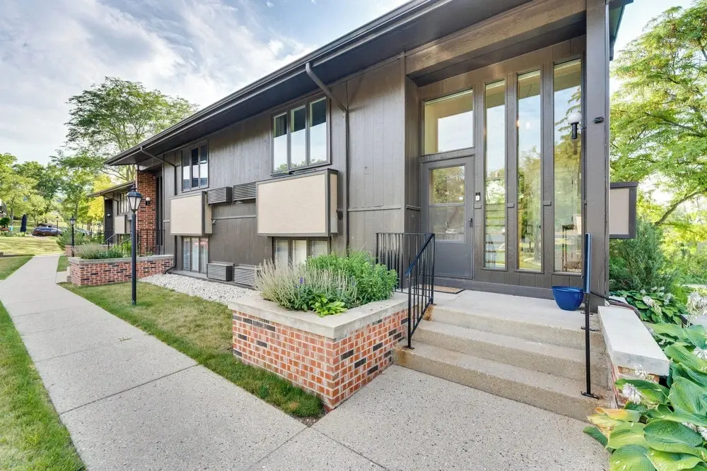 Elegant 4-season Lake Geneva Condo w/ Fireplace!