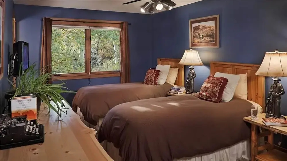 Creekside Chalet 6 BedroomHoliday home By Moving Mountains