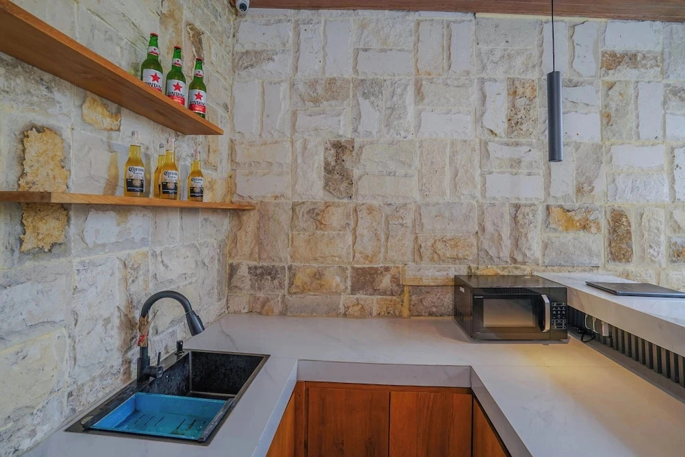 Okas Guesthouse 2 Canggu x Batu Bolong